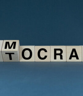 APOPSEIS&KRISEIS - democracy-autocracy-cubes-form-words-democracy-autocracyr.jpg