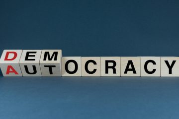 APOPSEIS&KRISEIS - democracy-autocracy-cubes-form-words-democracy-autocracyr.jpg