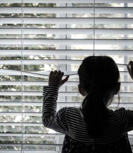 OIKOGENEIAKA - lonely-little-kid-front-window.jpg